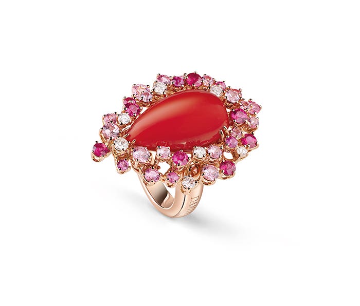 Anello in oro rosa, diamanti, rubini, zaffiri rosa e corallo Mediterraneo